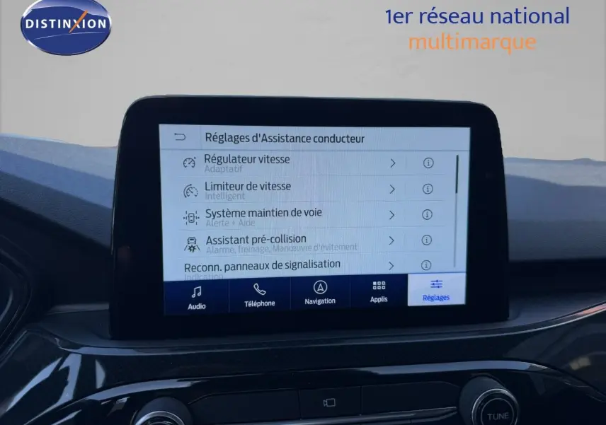 Écran tactile central du Ford Kuga 2024 gris magnétique, affichant les réglages d'assistance conducteur.