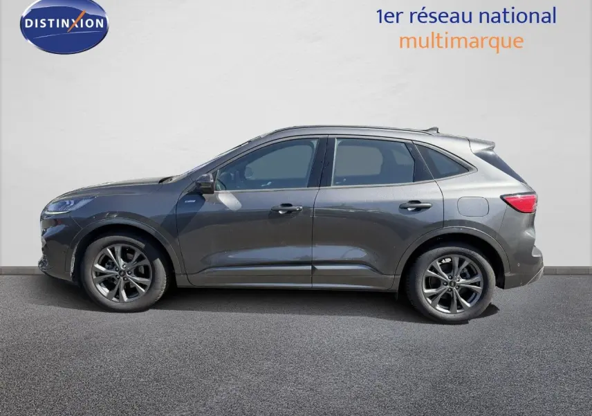 Vue de profil côté gauche d'un Ford Kuga 2024 gris magnétique métallisé avec jantes alliage et lignes dynamiques.