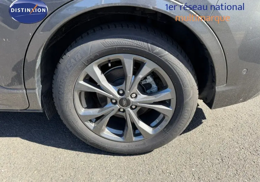 Gros plan sur la roue arrière droite du Ford Kuga gris magnétique métal avec jante alliage 18 pouces et pneu Goodyear.