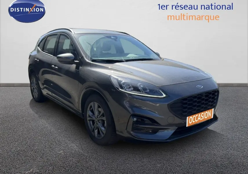 Ford Kuga 2024 gris magnétique métal en 3/4 avant droit, avec calandre noire et jantes alliage.