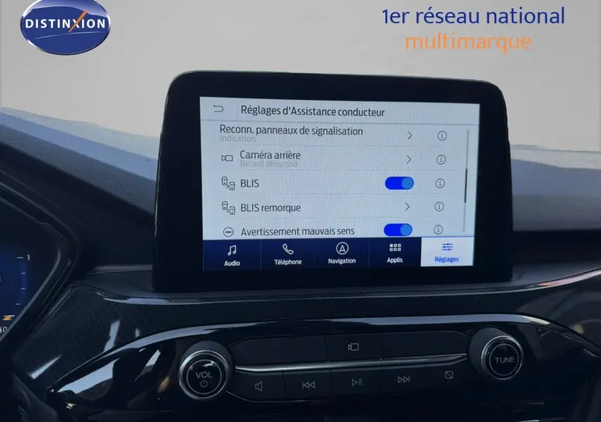 Vue intérieure centrée sur l'écran tactile du tableau de bord du Ford Kuga gris magnétique 2024, affichant les réglages d'assistance.