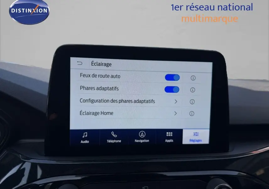 Écran tactile central affichant les réglages d’éclairage dans l’habitacle d’un Ford Kuga gris magnétique 2024.