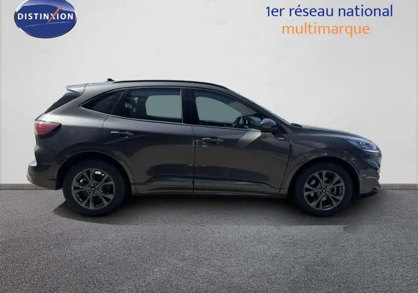 Profil droit d'un Ford Kuga 2024 gris magnétique métal en finition ST-LINE avec jantes alliage et toit noir.