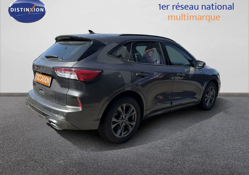 Vue 3/4 arrière droite d’un Ford Kuga 2024 gris magnétique métallisé avec jantes alliage et feux LED distinctifs.