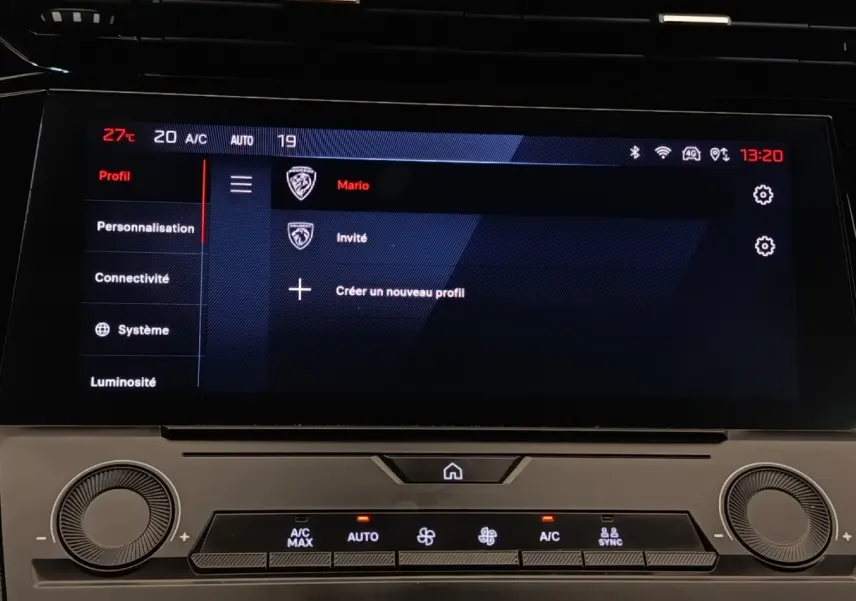 Écran tactile central affichant les réglages de profil et climatisation dans une Peugeot 308 blanche, vue intérieure frontale.