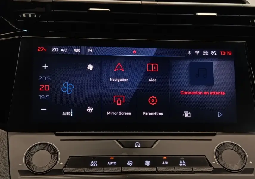 Écran tactile central de la Peugeot 308 blanche 2023, affichant la climatisation et les options de navigation.