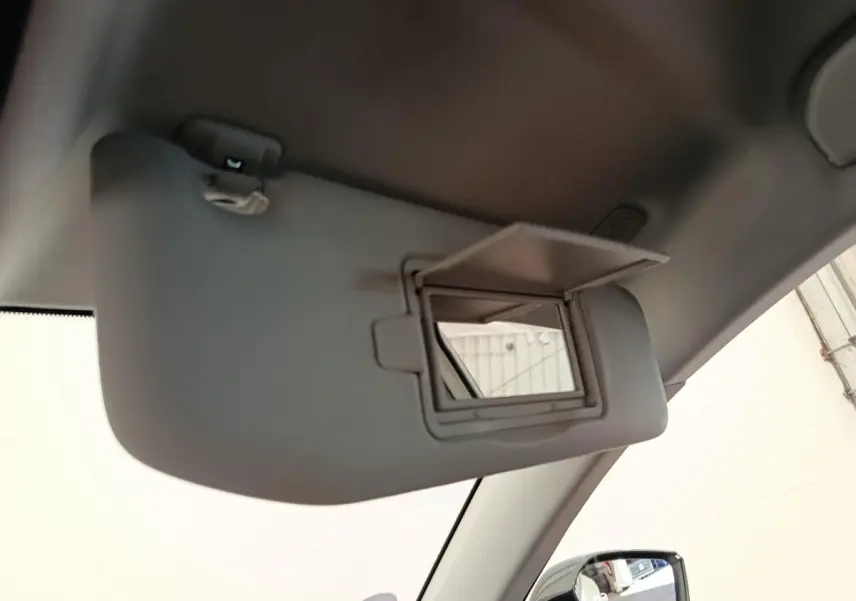 Miroir de courtoisie ouvert sur pare-soleil côté conducteur dans l’habitacle d’une Peugeot 308 blanche 2023.