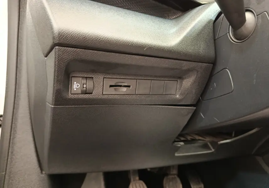 Vue intérieure côté gauche du tableau de bord noir de la Peugeot 308 PureTech 130 S&S ACTIVE PACK 2023.