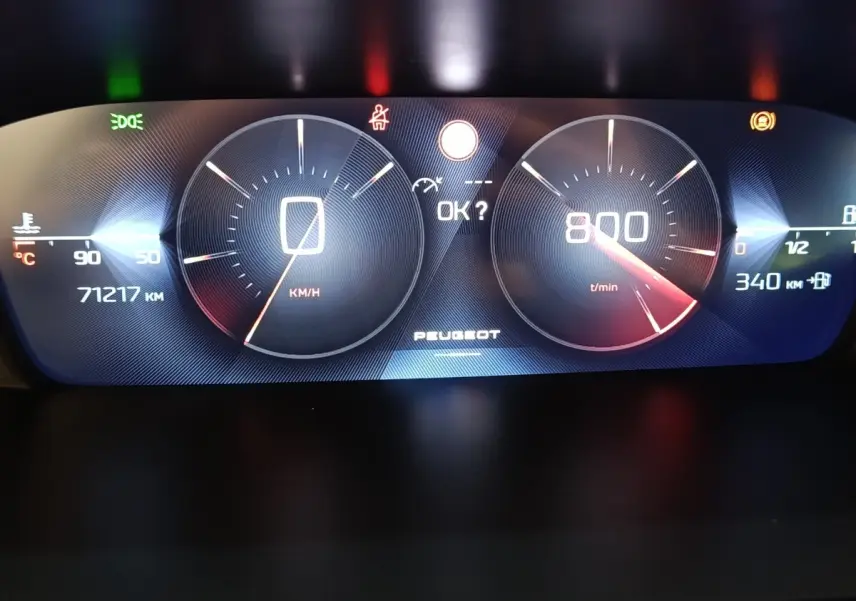 Tableau de bord numérique Peugeot 308 PureTech 130, affichage vitesse et compte-tours avec indicateurs lumineux.