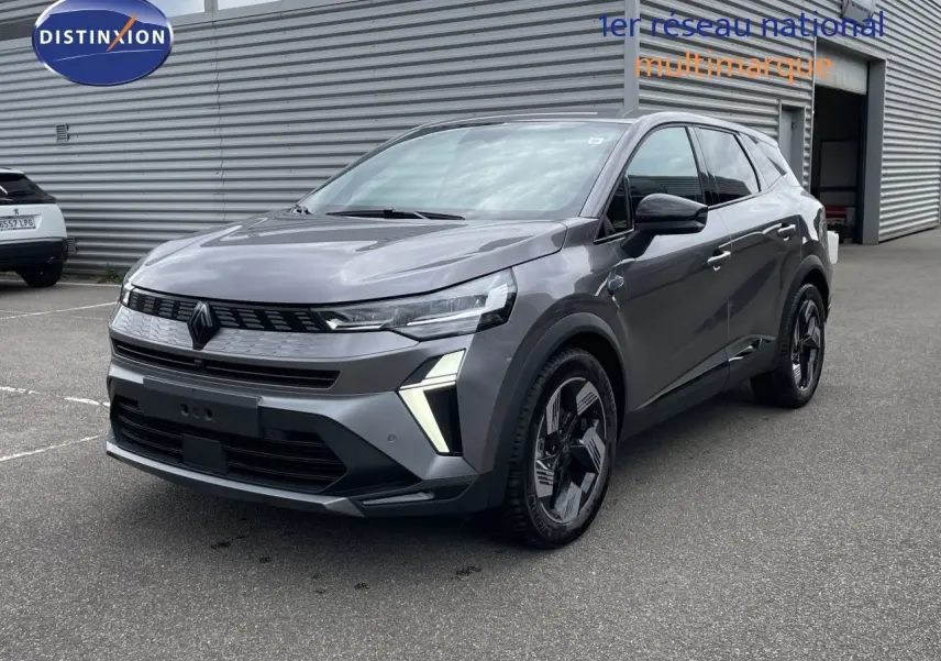 Renault Symbioz gris cassiopée métal en 3/4 avant droit, avec feux LED distinctifs et jantes noires stylisées.