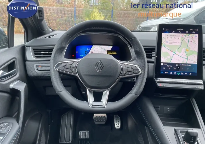 Vue intérieure centrée sur le volant et le tableau de bord numérique du Renault Symbioz gris Cassiopée, avec écran tactile vertical.