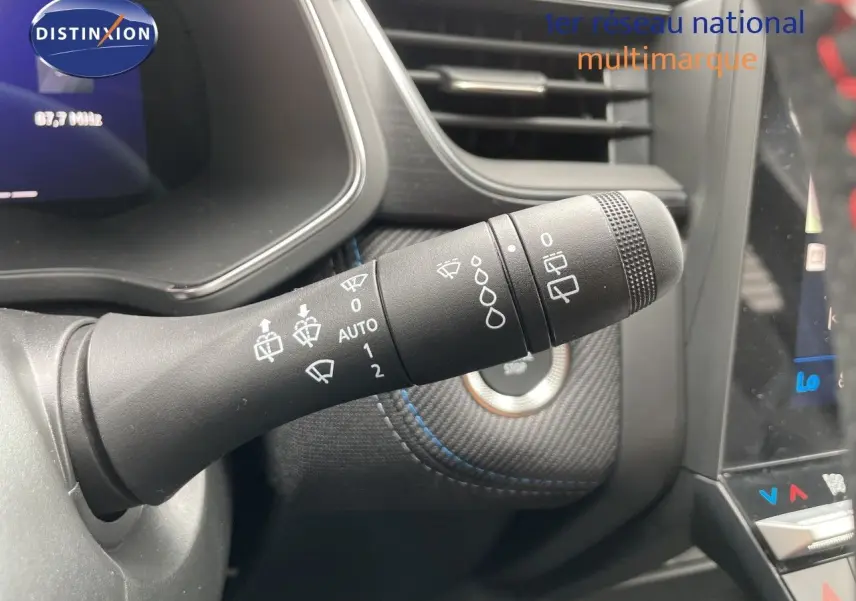 Gros plan sur la manette d’essuie-glace noire dans l’habitacle du Renault Symbioz gris Cassiopée, avec détails des commandes blanches.