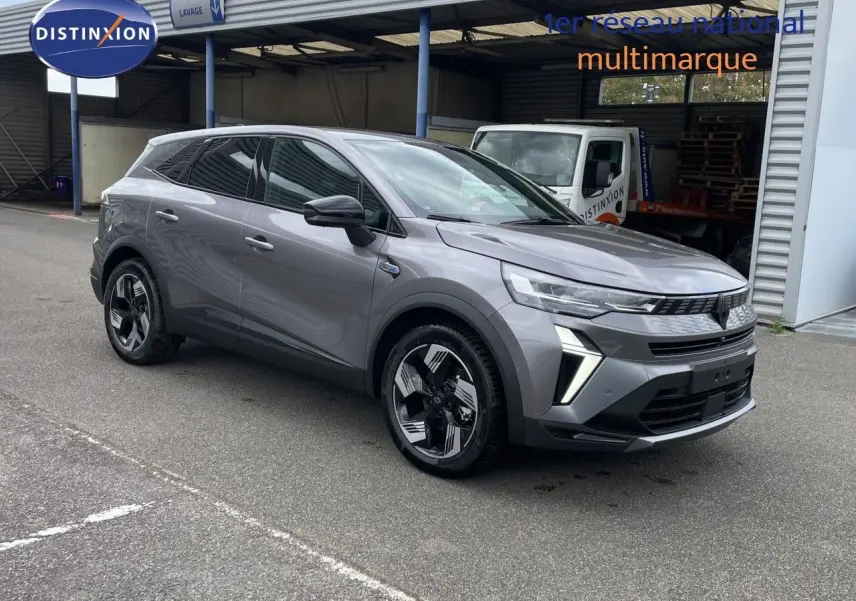 Renault Symbioz gris cassiopée métal en 3/4 avant droit, mettant en valeur ses lignes modernes et ses jantes stylisées.