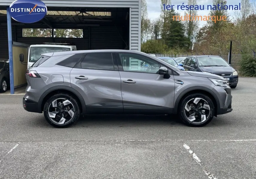 Profil droit du Renault Symbioz gris cassiopée métal, SUV hybride 2026 avec jantes noires et argentées au design moderne.