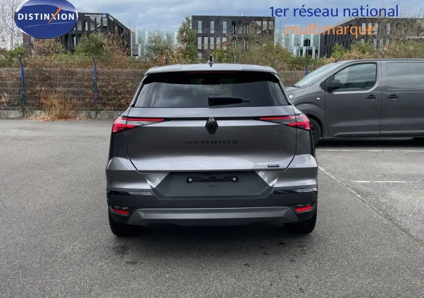 Vue arrière d'une Renault Symbioz gris cassiopée métal 2026, avec feux LED fins et logo central noir.