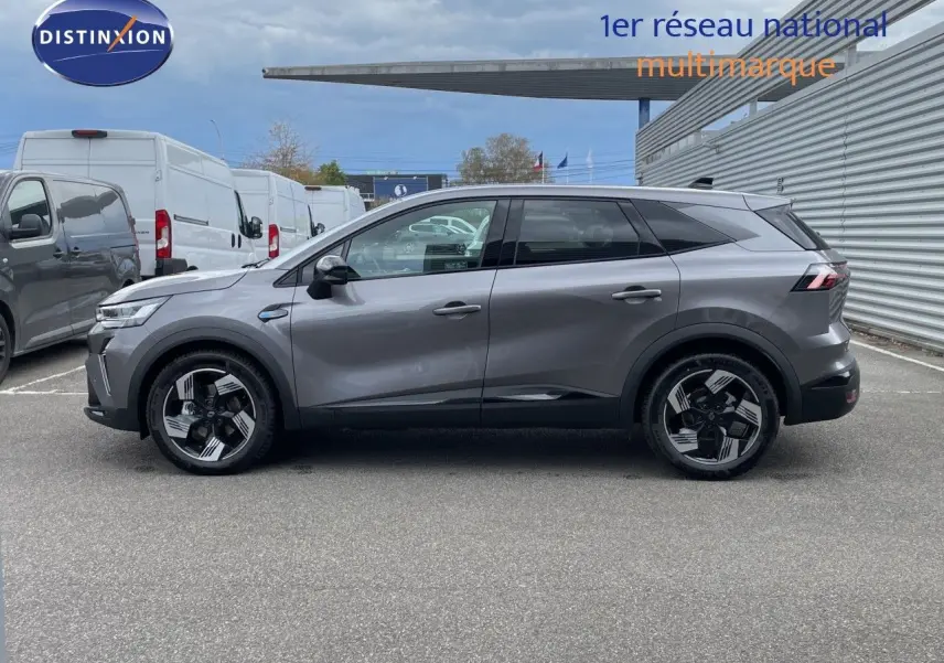 Profil droit d'un Renault Symbioz gris cassiopée métal, SUV hybride 2026 avec jantes noires et détails modernes.