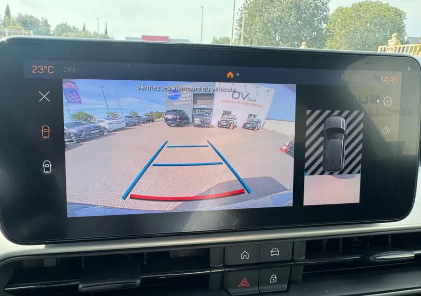 Écran tactile intérieur montrant la caméra de recul et vue 360° du Jeep Avenger gris foncé, tableau de bord moderne.