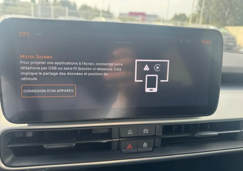 Écran tactile central du Jeep Avenger 2025 gris foncé, affichant l'interface Mirror Screen en intérieur.
