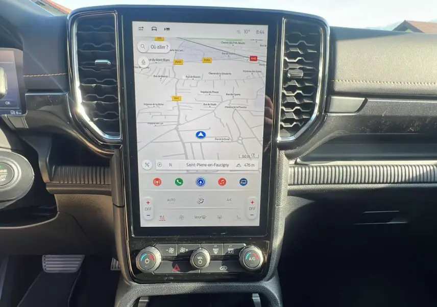 Vue rapprochée de la console centrale du Ford Ranger 2026 avec écran tactile vertical affichant la navigation.