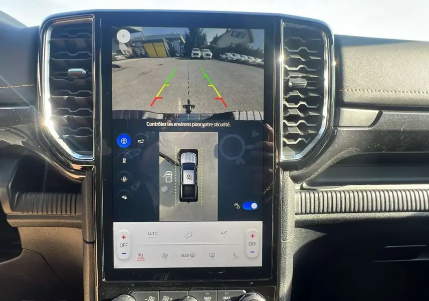 Écran central tactile du Ford Ranger Wildtrak 2026 montrant la caméra 360° et l’aide au stationnement.