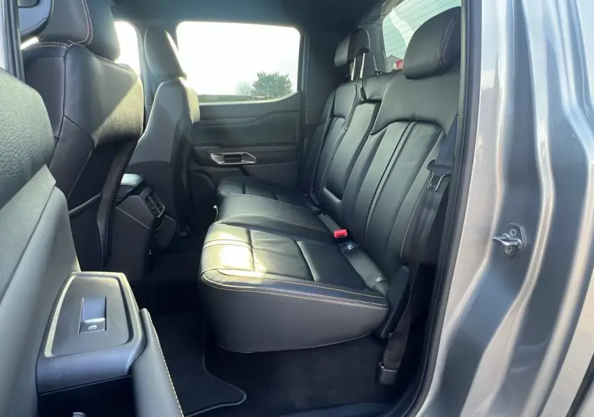 Vue intérieure côté droit sur les sièges arrière en cuir noir du Ford Ranger 2026 gris iconic, double cabine.