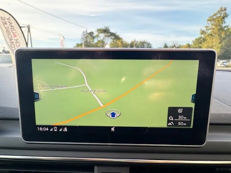 Écran central de navigation GPS de l'Audi S4 Avant 2017 affichant une carte en mode jour