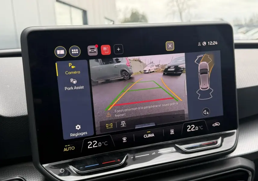 Écran tactile intérieur affichant la caméra de recul et l’aide au stationnement du SEAT Leon gris Magnétique.