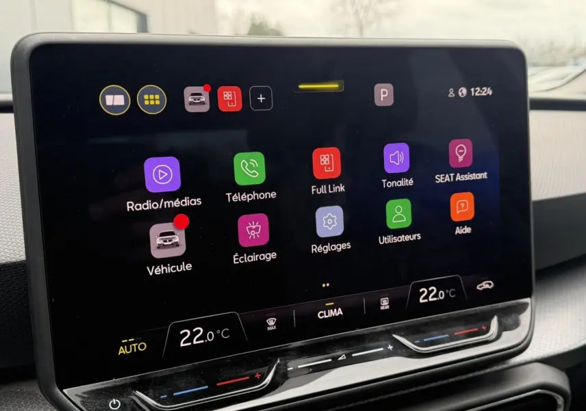 Écran tactile central du tableau de bord du SEAT Leon 2025 affichant les menus connectivité et climatisation.