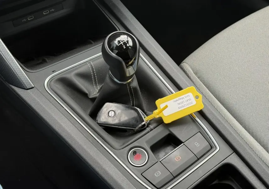 Gros plan sur la console centrale du SEAT LEON 1.5 TSI 115 Style 2025 avec levier de vitesse manuel et clé à proximité.