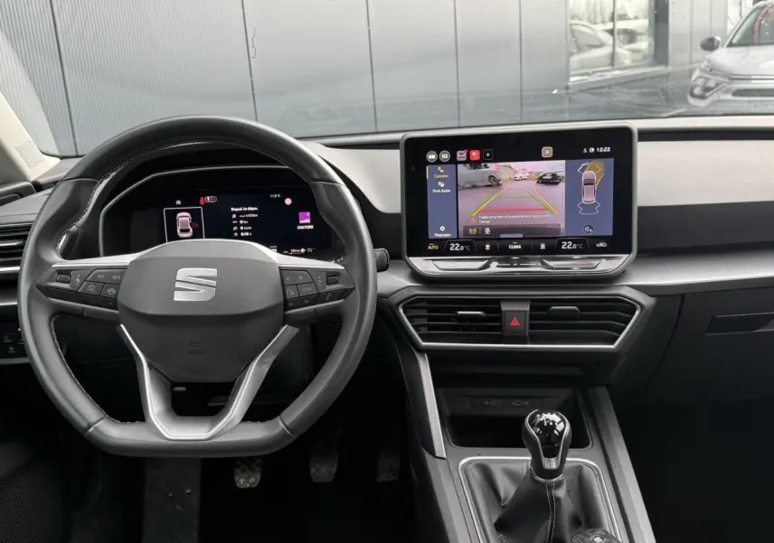 Vue intérieure du tableau de bord et volant cuir multifonction de la SEAT LEON 1.5 TSI 115 Style avec boîte manuelle.