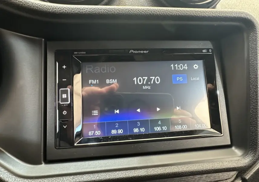 Écran tactile Pioneer du système audio dans l’habitacle de l’AIXAM AMBITION 0.5 CITY PACK blanc, vue rapprochée.