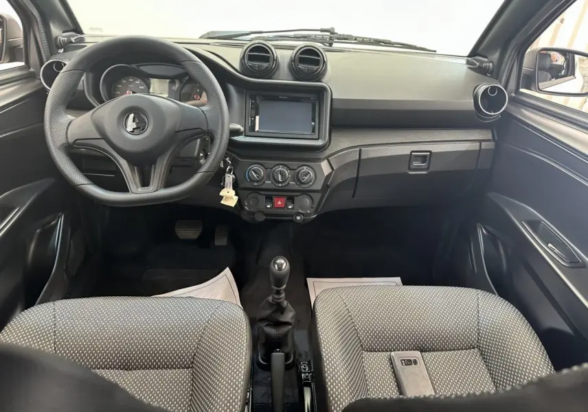 Vue intérieure avant de l'AIXAM AMBITION 0.5 CITY PACK 2026, tableau de bord noir et sièges gris à motifs.