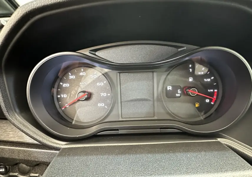 Gros plan sur le tableau de bord noir de l'AIXAM AMBITION 0.5 CITY PACK blanc, affichant la vitesse et le niveau de carburant.