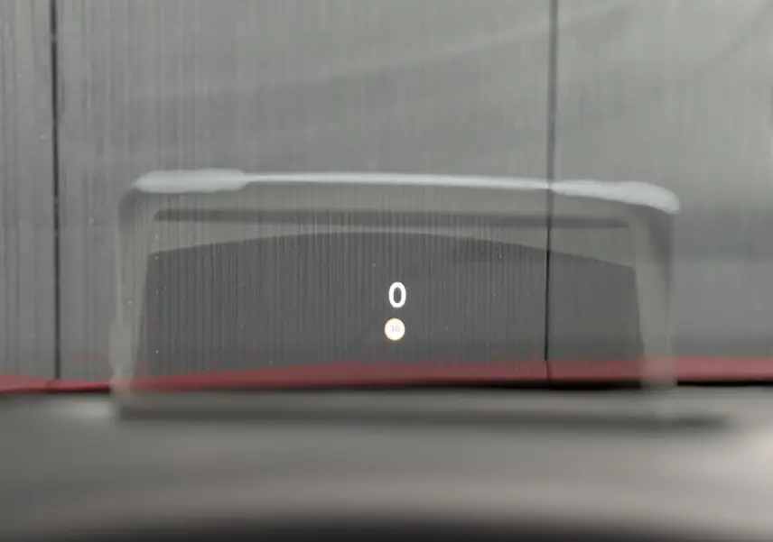 Affichage tête haute numérique montrant la vitesse 0 sur fond intérieur rouge Elixir d'une Citroën C4 Hybrid 2025.