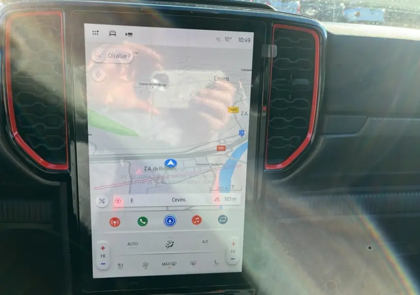 Écran tactile central du Ford Ranger Raptor 2025 affichant la navigation, entouré d’aérateurs rouges et noir mat.