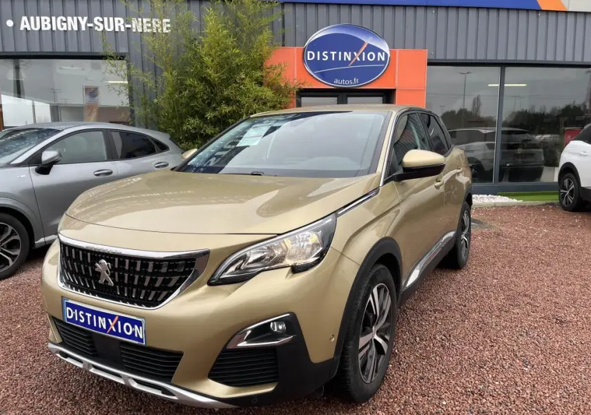 Peugeot 3008 jaune clair vue 3/4 avant droit, avec calandre noire et jantes alliage distinctives.