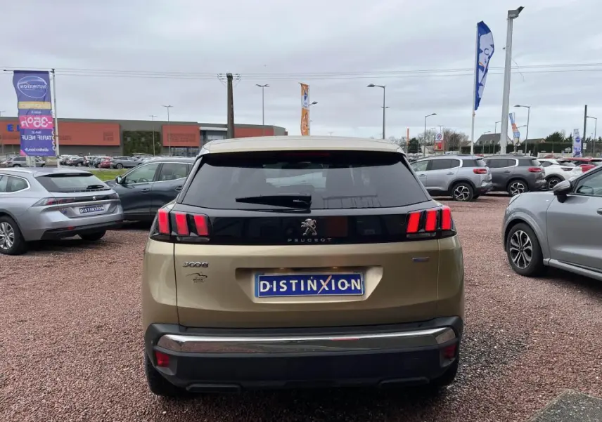 Vue arrière d'un Peugeot 3008 jaune clair métallisé, avec feux arrière à trois griffes rouges distinctives.