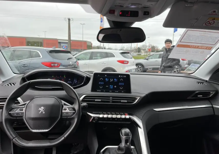 Vue intérieure avant du Peugeot 3008 2017 avec tableau de bord numérique et écran tactile central.