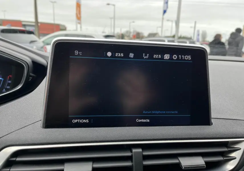 Écran tactile central du tableau de bord du Peugeot 3008 2017, affichage numérique et commandes intégrées.