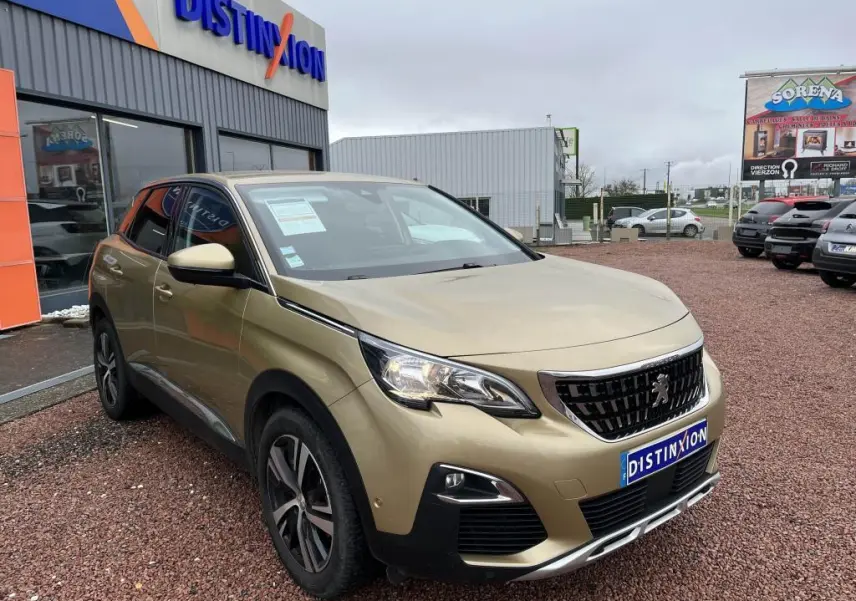 Peugeot 3008 2017 jaune clair en 3/4 avant droit, avec calandre noire et jantes alliage visibles, stationnée devant un showroom.