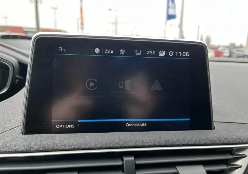 Écran tactile central du Peugeot 3008 2017 affichant les options de connectivité dans un intérieur moderne.