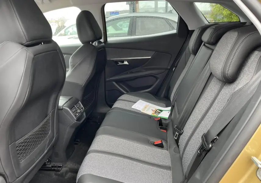 Vue intérieure côté droit des sièges arrière gris tissu et TEP du Peugeot 3008 jaune clair de 2017.