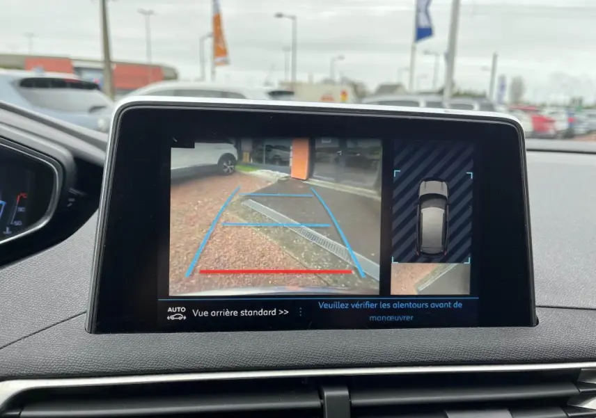 Écran tactile du Peugeot 3008 montrant l’aide au stationnement arrière avec vue caméra et affichage graphique.