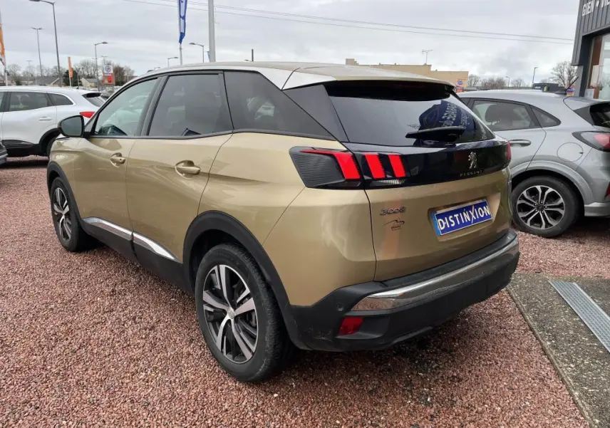 Vue 3/4 arrière droite d'un Peugeot 3008 jaune clair avec feux arrière à griffes et jantes alliage.