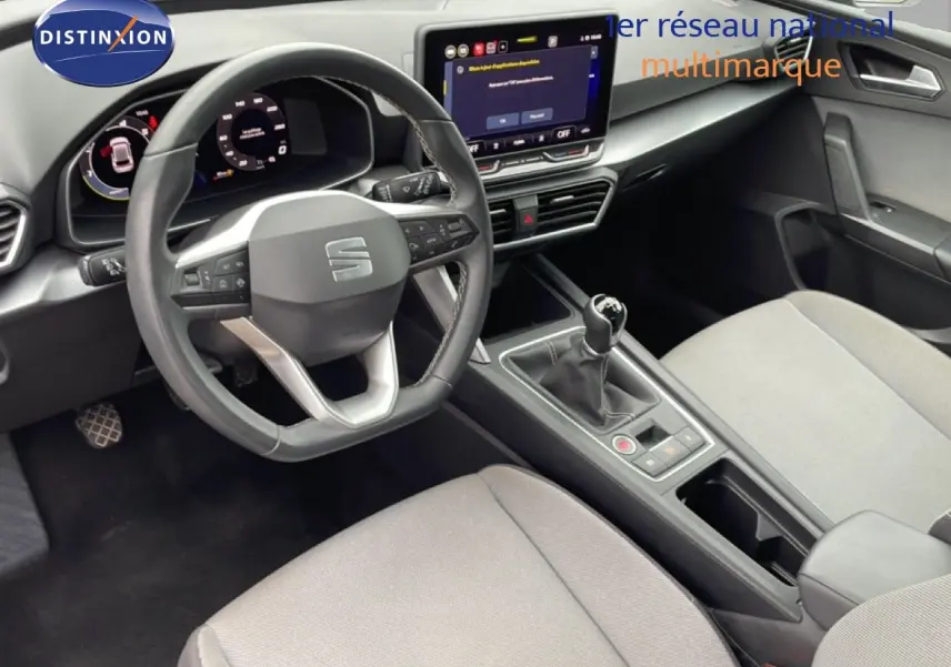 Vue intérieure côté conducteur de la SEAT LEON 2.0 TDI 115CH STYLE XL 2025, volant cuir multifonction et écran tactile central.