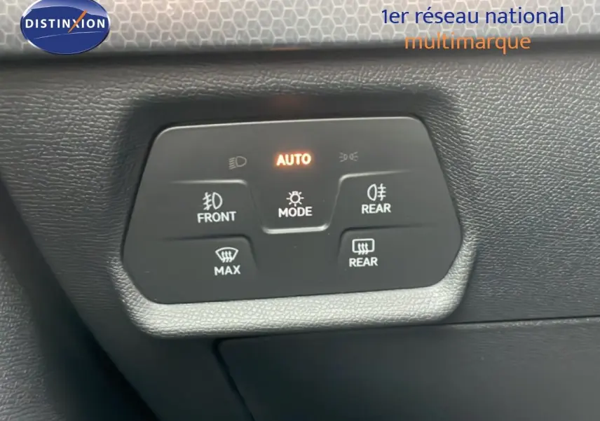 Gros plan sur le panneau de commandes d’éclairage intérieur du SEAT LEON gris magnétique, avec mode automatique activé.
