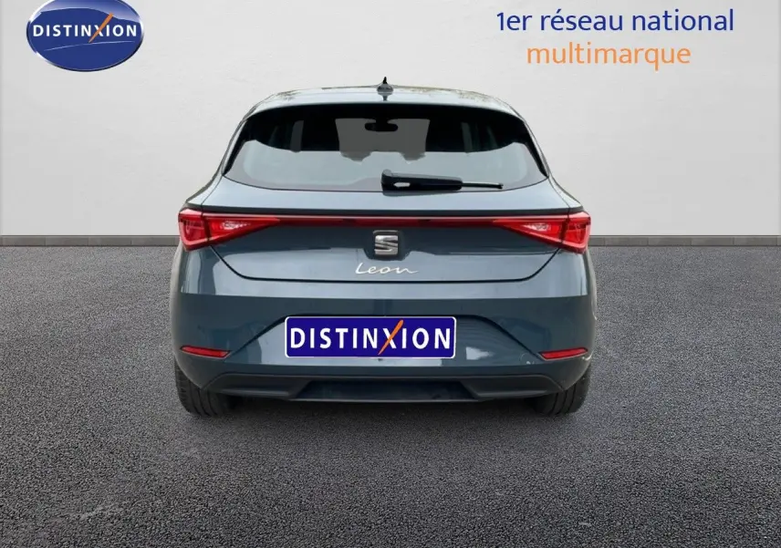 Vue arrière d'une SEAT Leon 2025 gris magnétique métal avec feux LED et logo central distinctif.