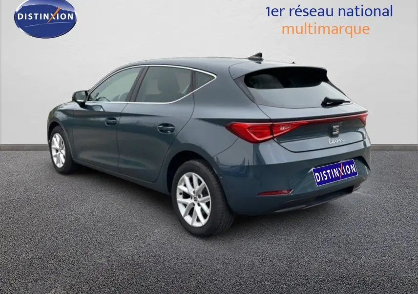SEAT Leon 2.0 TDI gris magnétique métal, vue 3/4 arrière droit, feux arrière LED et jantes alliage visibles.
