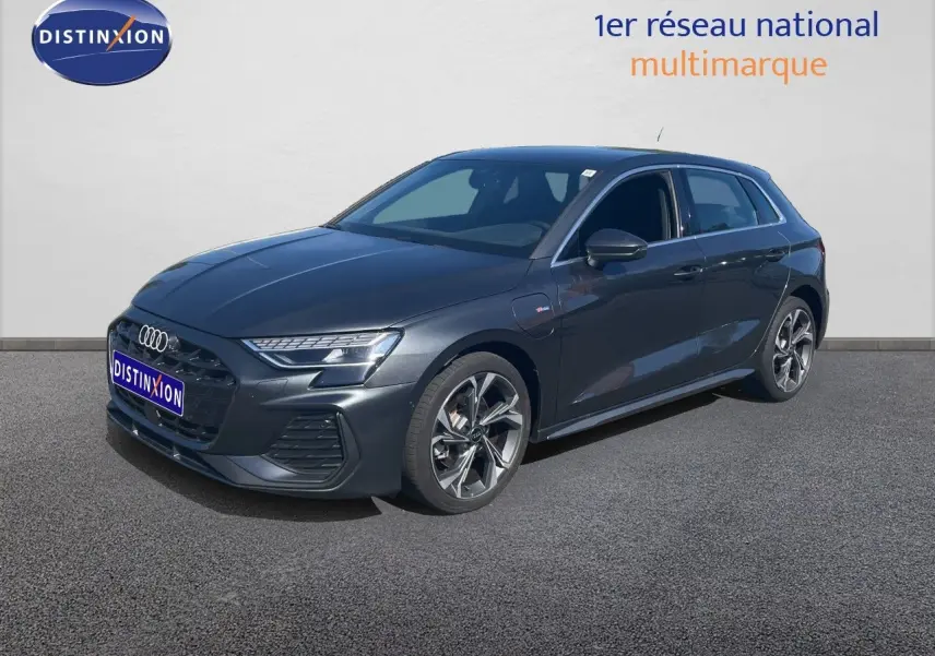 Audi A3 Sportback gris Daytona métal vue 3/4 avant droit avec jantes spécifiques S-Line et calandre noire.