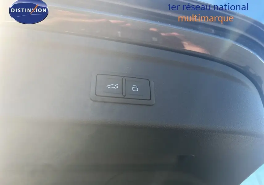 Gros plan sur le panneau de commande d’ouverture et de verrouillage du hayon d’un Audi A3 Sportback gris Daytona Metal.